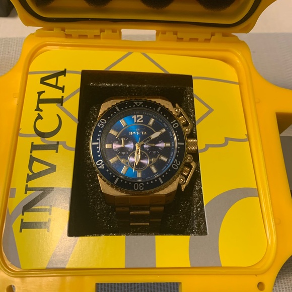 Invicta Pro Diver Mens Model 21954 with yellow collectors case